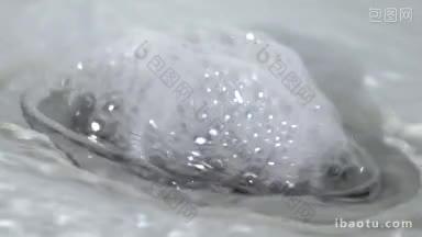 水在出水口流动并产生气泡
